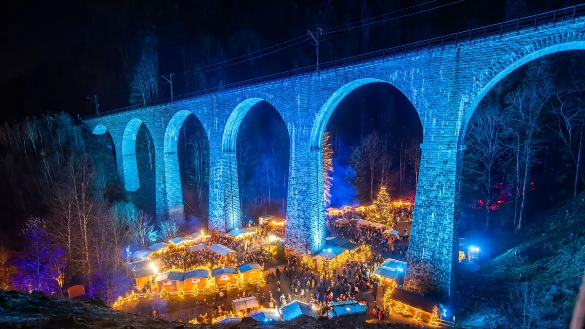 01.12.2024, Baden-Württemberg, Breitnau: Das beleuchtete Eisenbahn-Viadukt der Höllentalbahn verläuft über dem Weihnachtsmarkt in der Ravennaschlucht. Der Weihnachtsmarkt bietet ein traumhaftes Fotomotiv. Viele Besucher kommen extra dafür in den Schwarzwald. Foto: Philipp von Ditfurth/dpa +++ dpa-Bildfunk +++