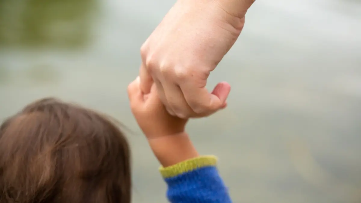 Kindererziehung: ARCHIV - 01.07.2023, Berlin: Eine Mutter hält ihr Kind an der Hand. Der Europäische Gerichtshof hat entschieden, dass Kindererziehungszeiten im EU-Ausland zur Rente zählen können. (zu dpa: «Land stockt Zahl der Fachkräfte in Kitas auf») Foto: Fernando Gutierrez-Juarez/dpa +++ dpa-Bildfunk +++
