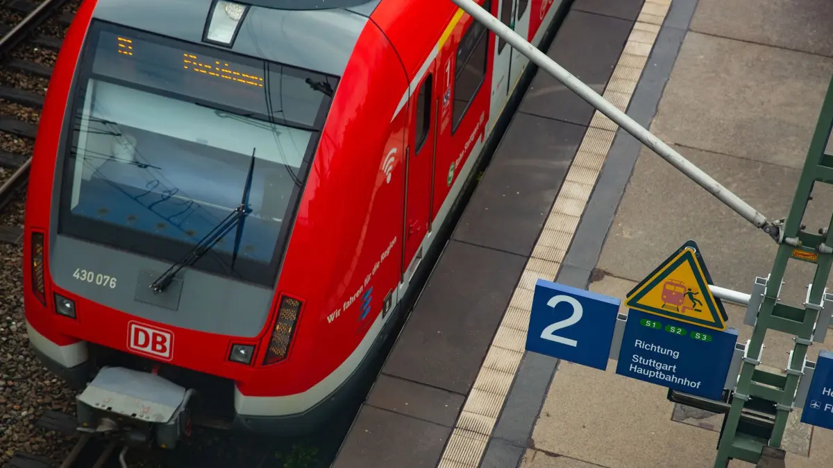 S-Bahn Halt Stuttgart
sterfeld mit dem Park und Ride Parkhaus beim STEP Center.
