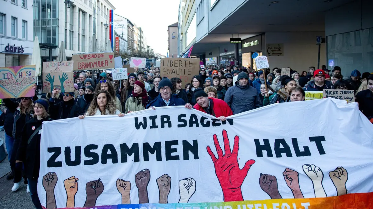 Bundesweite Demonstrationen gegen Rechts: 02.02.2025, Saarland, Saarbrücken: In Saarbrücken versammelten sich weit mehr als 15.000 Bürgerinnen und Bürger zu einer Kundgebung gegen Rechts und gegen die Alternative für Deutschland, AfD. Der Bundestag hatte am Mittwoch mit Unterstützung der AfD einem Antrag der Union zugestimmt, der Zurückweisungen von Asylsuchenden an den deutschen Grenzen vorsieht. Foto: Laszlo Pinter/dpa +++ dpa-Bildfunk +++