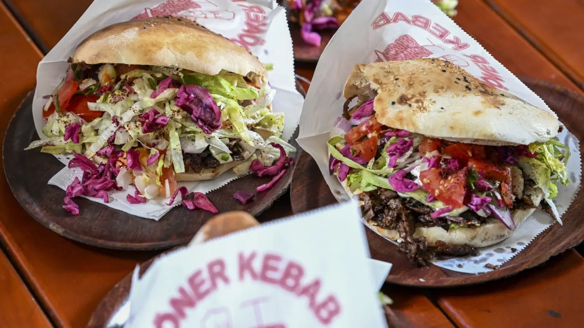ARCHIV - 31.07.2024, Berlin: Der 49-Jährige wollte sich von dem Geld vermutlich einen Döner kaufen. (Symbolbild) (zu dpa: «Handy für Döner verkauft - Mann täuscht Diebstahl vor») Foto: Jens Kalaene/dpa +++ dpa-Bildfunk +++