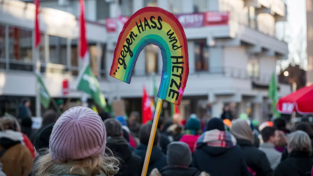 Demonstration gegen Rechtsextremismus - Nürnberg: 02.02.2025, Bayern, Nürnberg: Auf einer Demonstration hält eine Person ein Schild in der Form eines Regenboges mit der Aufschrift «...gegen Hass und Hetze» in die Luft. Unter dem Namen «Fall der Brandmauer», initiiert von der Grünen Jugend, demonstrieren zahlreiche Menschen gegen Rechtsextremismus im Vorfeld der Bundestagswahl. Foto: Daniel Vogl/dpa +++ dpa-Bildfunk +++