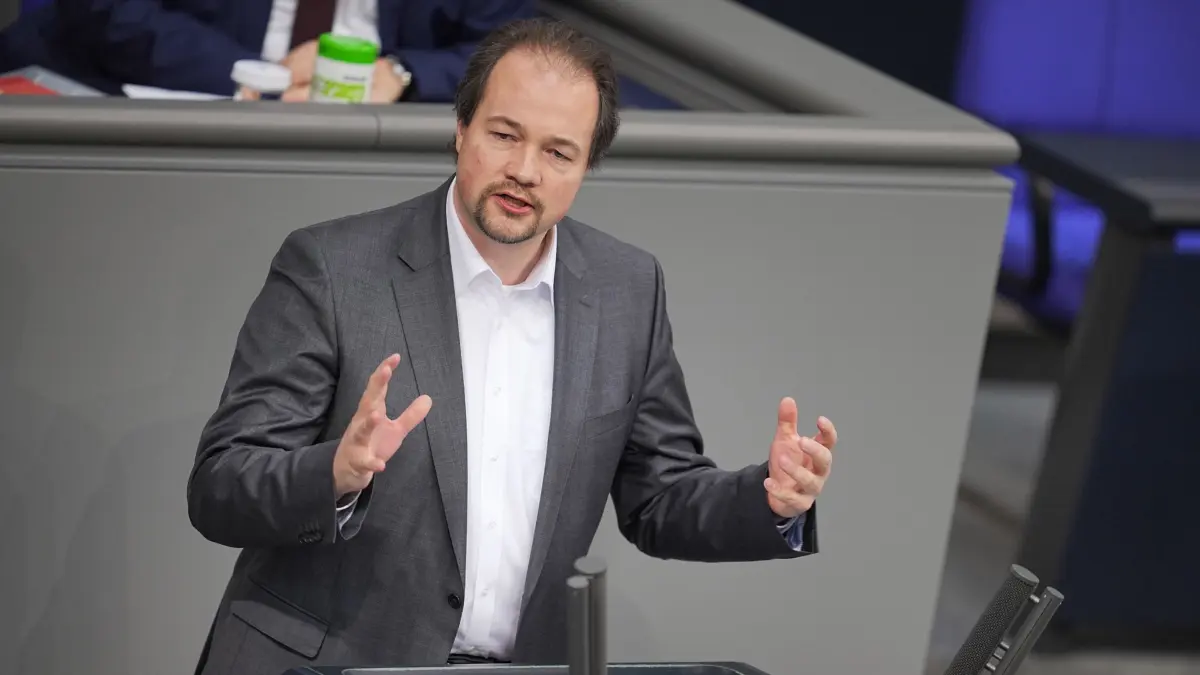 Bundestag: ARCHIV - 17.03.2022, Berlin: Martin Sichert (AfD) spricht im Bundestag zur Impfpflicht. Gegen den AfD-Bundestagsabgeordneten laufen Ermittlungen der Staatsanwaltschaft. (zu dpa: «Bundestag hebt Immunität von AfD-Abgeordnetem Sichert auf») Foto: Michael Kappeler/dpa +++ dpa-Bildfunk +++