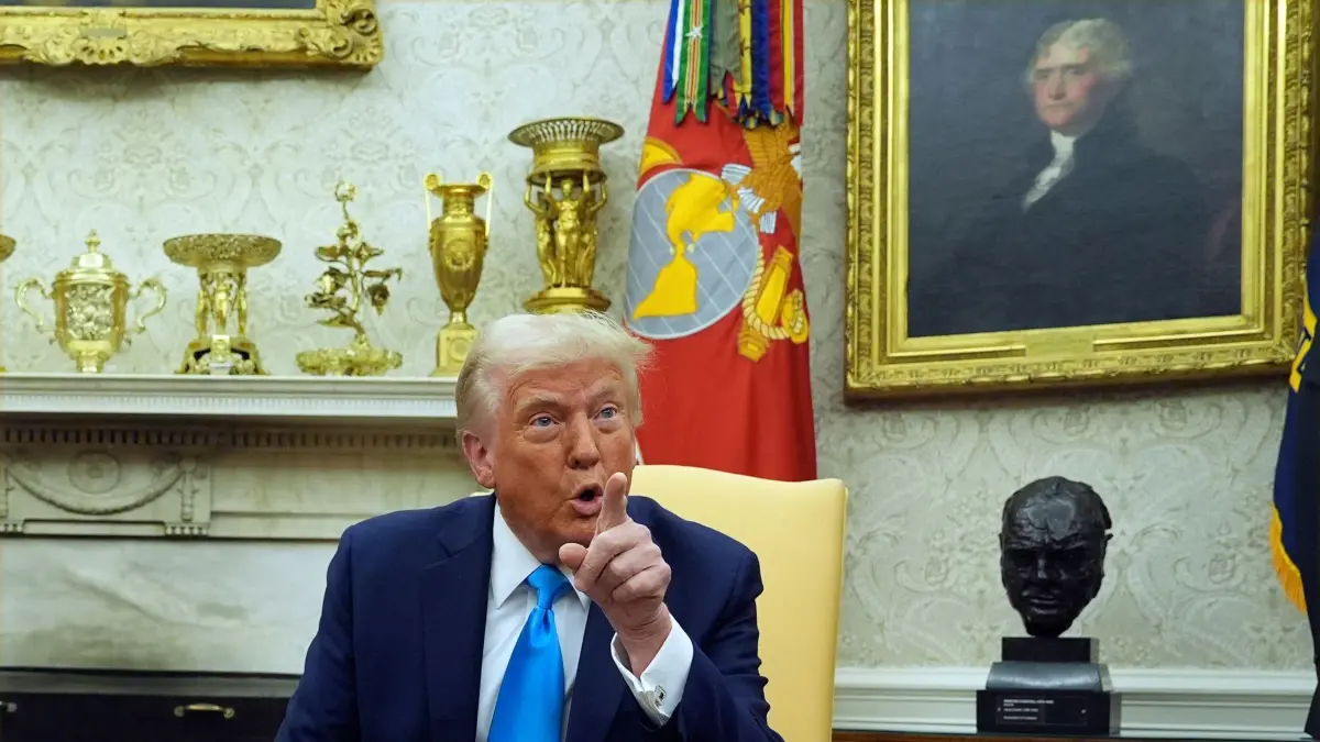 Netanjahu bei Trump in Washington: 04.02.2025, USA, Washington: US-Präsident Donald Trump spricht während seines Treffens mit Israels Ministerpräsident Benjamin Netanjahu im Oval Office des Weißen Hauses. Foto: Evan Vucci/AP/dpa +++ dpa-Bildfunk +++