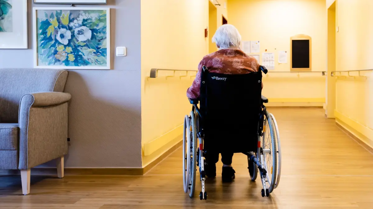 Im Senioren-Pflegeheim: ARCHIV - 20.11.2020, Schleswig-Holstein, Kiel: Eine Bewohnerin einer Pflegestation in Kiel sitzt in ihrem Rollstuhl. (zu dpa: «Kosten für Pflegeheimplatz in Hamburg um 403 Euro gestiegen») Foto: Frank Molter/dpa +++ dpa-Bildfunk +++