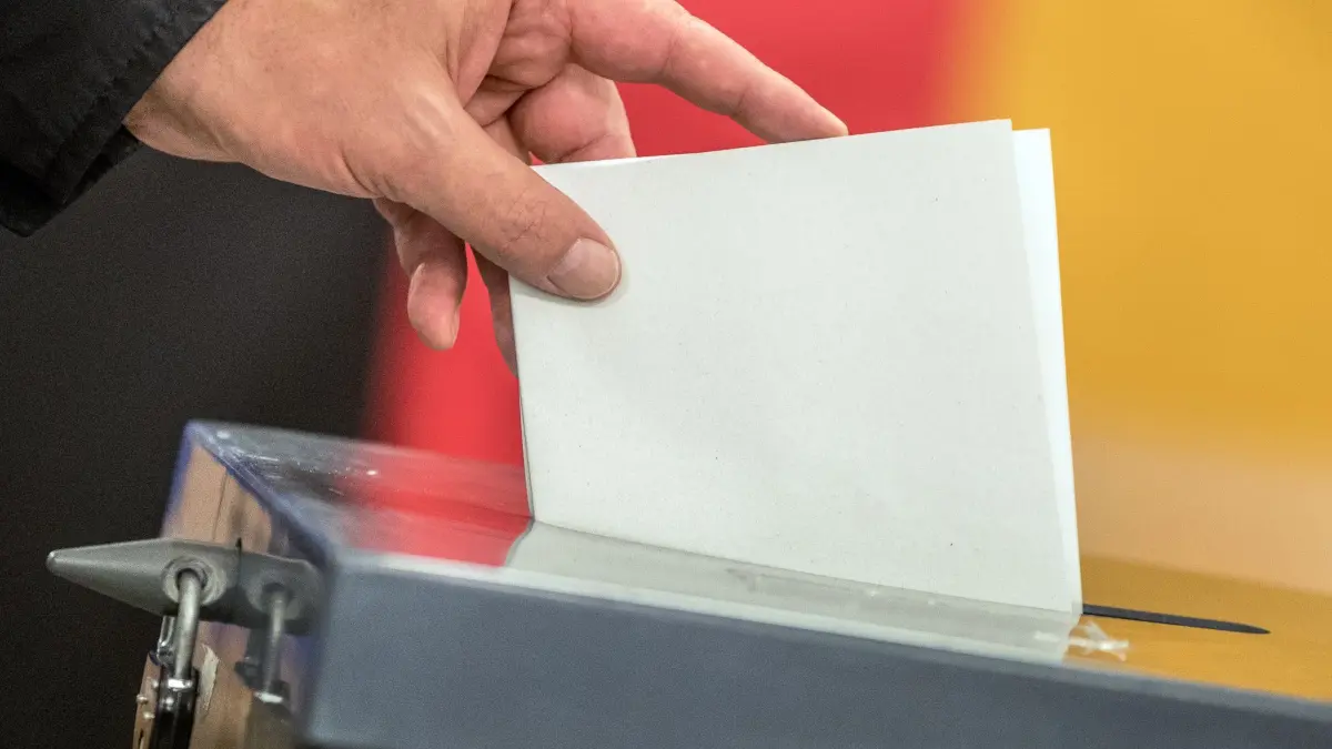 Umfrage zur Bundestagswahl: ARCHIV - 24.09.2017, Berlin: Ein Wähler wirft seinen Stimmzettel zur Bundestagswahl in die Wahlurne. (zu dpa: «Umfrage: CDU bei Rheinland-Pfälzern klar vorn - AfD legt zu») Foto: Michael Kappeler/dpa +++ dpa-Bildfunk +++