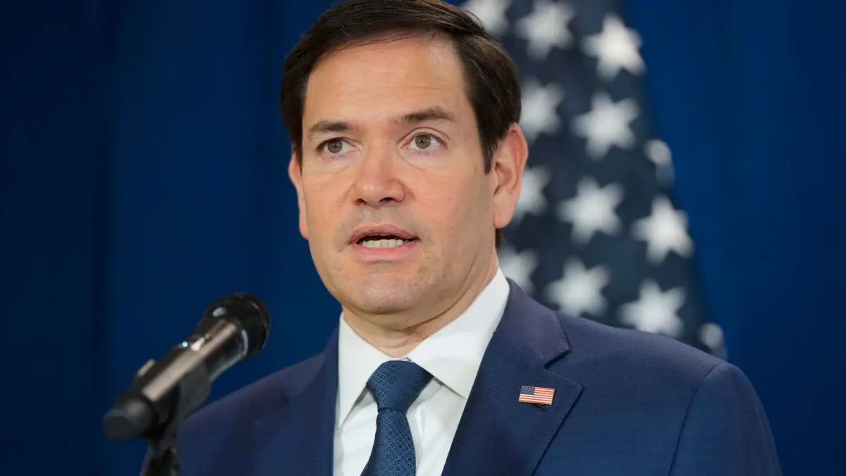 US-Außenminister Rubio besucht Panama: ARCHIV - 03.02.2025, Panama, Panama-Stadt: US-Außenminister Marco Rubio spricht zu Reportern, nachdem er beobachtet hat, wie Menschen am Flughafen Albrook einen Rückführungsflug nach Kolumbien besteigen. (zu dpa: «US-Außenminister ruft arabische Länder zu Gaza-Vorschlag auf») Foto: Mark Schiefelbein/Pool AP/dpa +++ dpa-Bildfunk +++
