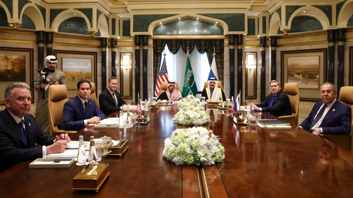 Treffen von Rubio und Lawrow in Saudi-Arabien: 18.02.2025, Saudi-Arabien, Riad: US-Außenminister Marco Rubio (2.v.l), trifft sich mit dem saudischen Außenminister Prinz Faisal bin Farhan Al Saud, dem saudischen Nationalen Sicherheitsberater Mosaad bin Mohammad Al-Aiban, dem Nationalen Sicherheitsberater der USA Mike Waltz, dritter von links, dem Gesandten für den Nahen Osten Steve Witkoff (l), dem russischen Außenminister Sergej Lawrow (r) und dem außenpolitischen Berater des russischen Präsidenten Putin, Juri Uschakow, zweiter von rechts, im Diriyah-Palast. (Wiederholung mit verändertem Bildausschnitt) Foto: Evelyn Hockstein/Pool Reuters/AP/dpa +++ dpa-Bildfunk +++