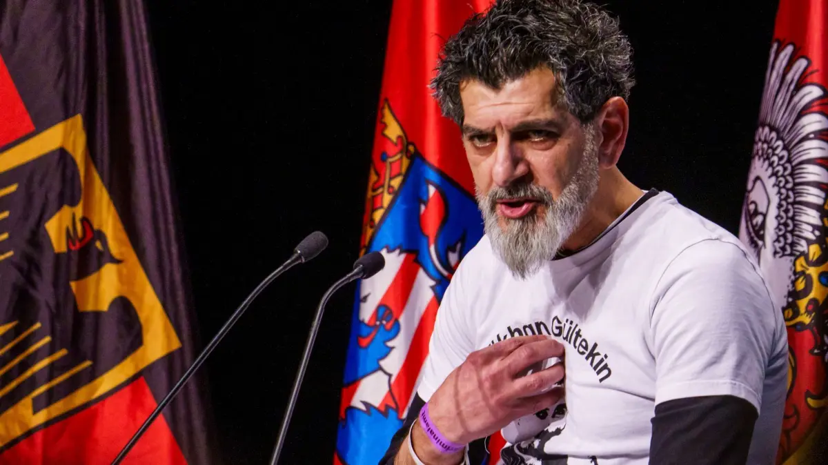 Gedenken an Anschlag von Hanau: 19.02.2025, Hessen, Hanau: Çetin Gültekin, Bruder des ermordeten Gökhan Gültekin, spricht auf der Gedenkveranstaltung. Gedenkveranstaltung zum Jahrestag des rassistischen Anschlags in Hanau, der sich zum fünften Mal jährt. Bei der Gedenkveranstaltung im Congress Park wird u.a. auch der Bundespräsident sprechen. Foto: Andreas Arnold/dpa +++ dpa-Bildfunk +++