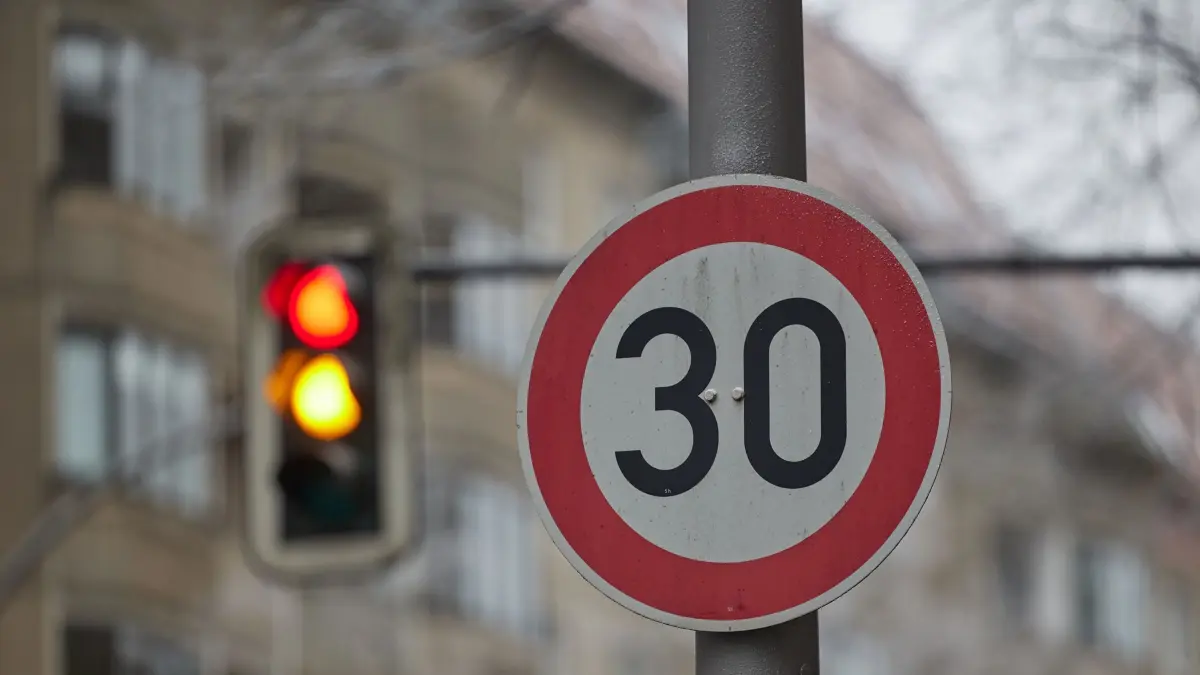 ARCHIV - 11.01.2024, Berlin: Ein Schild weist Autofahrer auf der Torstraße auf Tempo 30 hin. In Städten gibt es immer mehr 30er-Zonen. Das macht dem öffentlichen Nahverkehr zu schaffen. (zu dpa: «ÖPNV leidet unter immer mehr 30er-Zonen») Foto: Jörg Carstensen/dpa +++ dpa-Bildfunk +++