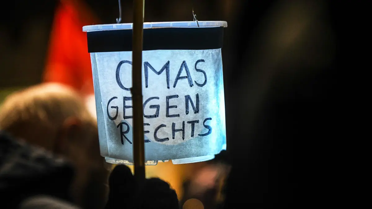 Demonstration zur Migrationspolitik: ARCHIV - 31.01.2025, Baden-Württemberg, Tübingen: Eine Laterne mit der Aufschrift «Omas gegen rechts» ist bei einer Demonstration unter dem Motto «Die Brandmauer brennt - Lichtermeer für Menschenrechte und Demokratie» auf dem Marktplatz in der Innenstadt zu sehen. (zu dpa: «Kritik an Unions-Anfrage zu politisch aktiven Vereinen») Foto: Jason Tschepljakow/dpa +++ dpa-Bildfunk +++