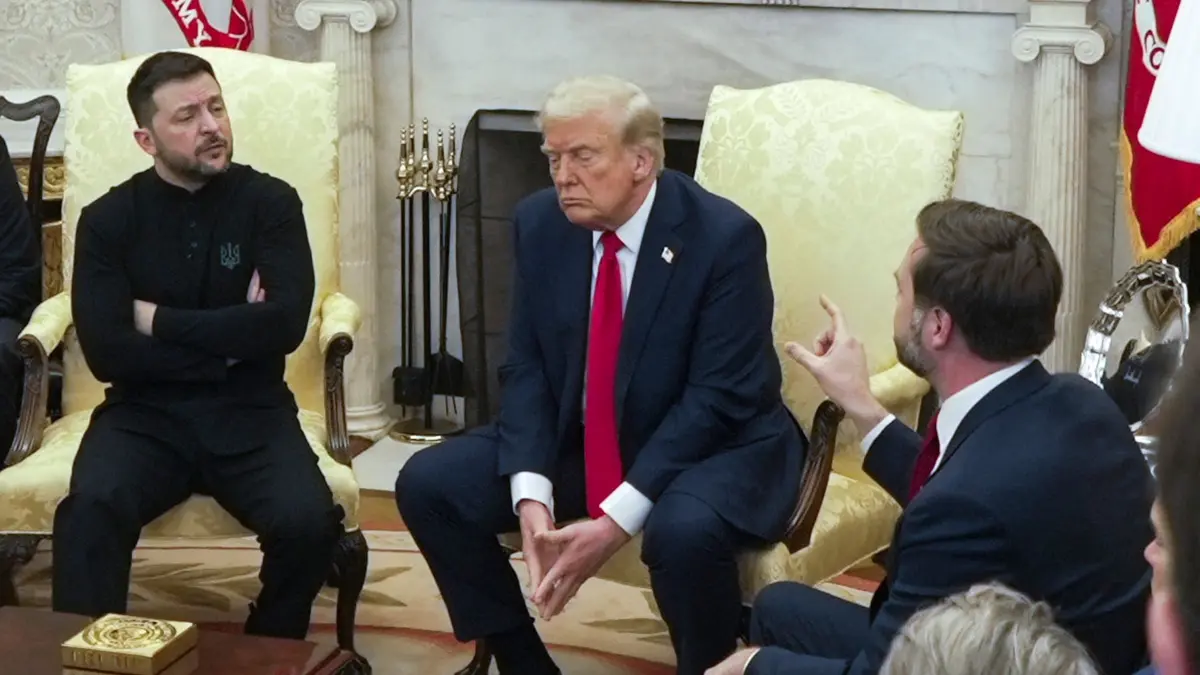 Ukrainischer Präsident Selenskyj in den USA: 28.02.2025, USA, Washington: US-Vizepräsident JD Vance (r) spricht mit dem ukrainischen Präsidenten Wolodymyr Selenskyj (l) im Beisein von US-Präsident Donald Trump (M) im Oval Office des Weißen Hauses. Foto: Mystyslav Chernov/AP/dpa +++ dpa-Bildfunk +++