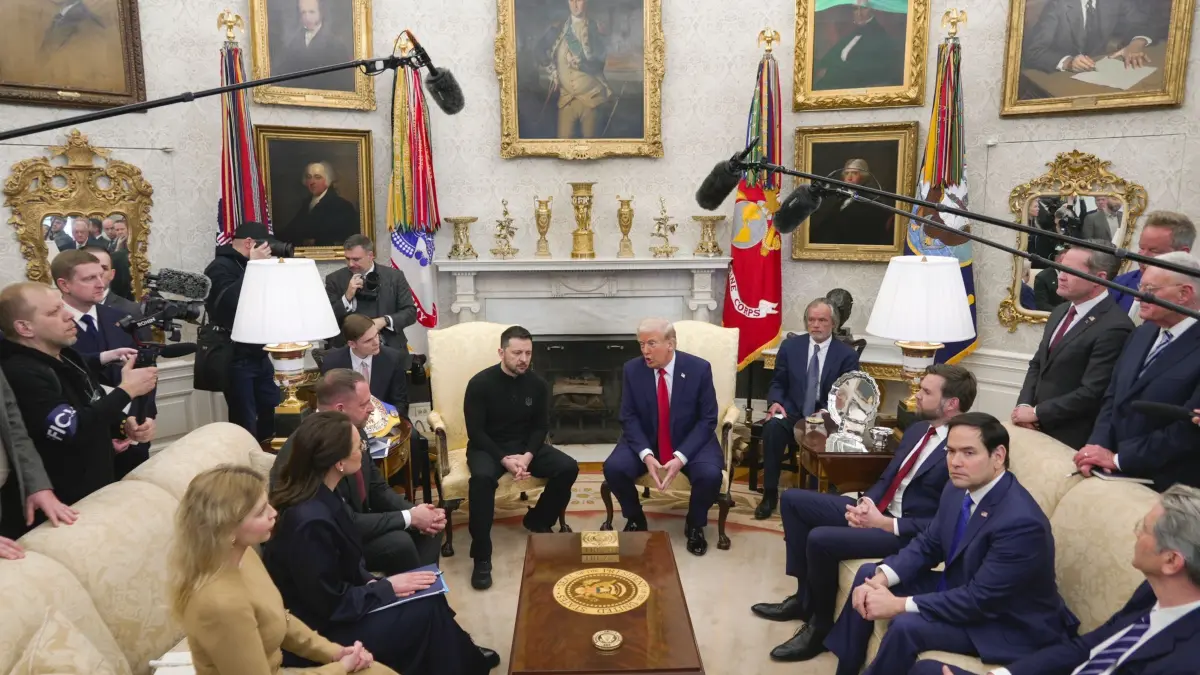 Ukrainischer Präsident Selenskyj in den USA: 28.02.2025, USA, Washington: US-Präsident Donald Trump (Mitte r) trifft den ukrainischen Präsidenten Wolodymyr Selenskyj (Mitte l) im Beisein von US-Außenminister Marco Rubio (r) und US-Vizepräsident JD Vance (2.v.r) im Oval Office des Weißen Hauses. Foto: Mystyslav Chernov/AP/dpa +++ dpa-Bildfunk +++