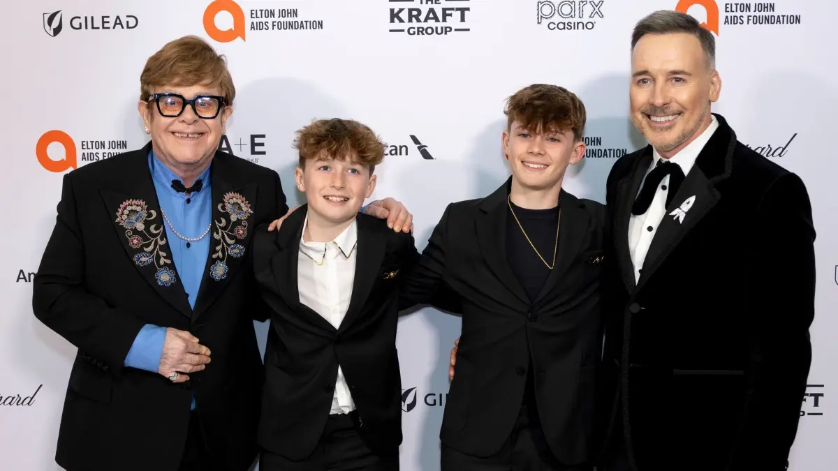 Elton John Oscars Viewing Party: 02.03.2025, USA, West Hollywood: Elton John (l) und David Furnish (r) mit ihren Söhne Zachary und Elijah kommen zur 33.Elton John AIDS Foundation Academy Awards Viewing Party. Foto: Willy Sanjuan/Invision/AP/dpa +++ dpa-Bildfunk +++