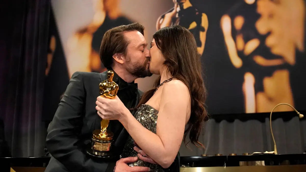 97. Academy Awards: 02.03.2025, USA, Los Angeles: Kieran Culkin, Gewinner des Preises für die beste Leistung eines Schauspielers in einer Nebenrolle für "A Real Pain", und Jazz Charton küssen sich beim Governors Ball nach der Oscar-Verleihung. Foto: John Locher/Invision/AP/dpa +++ dpa-Bildfunk +++