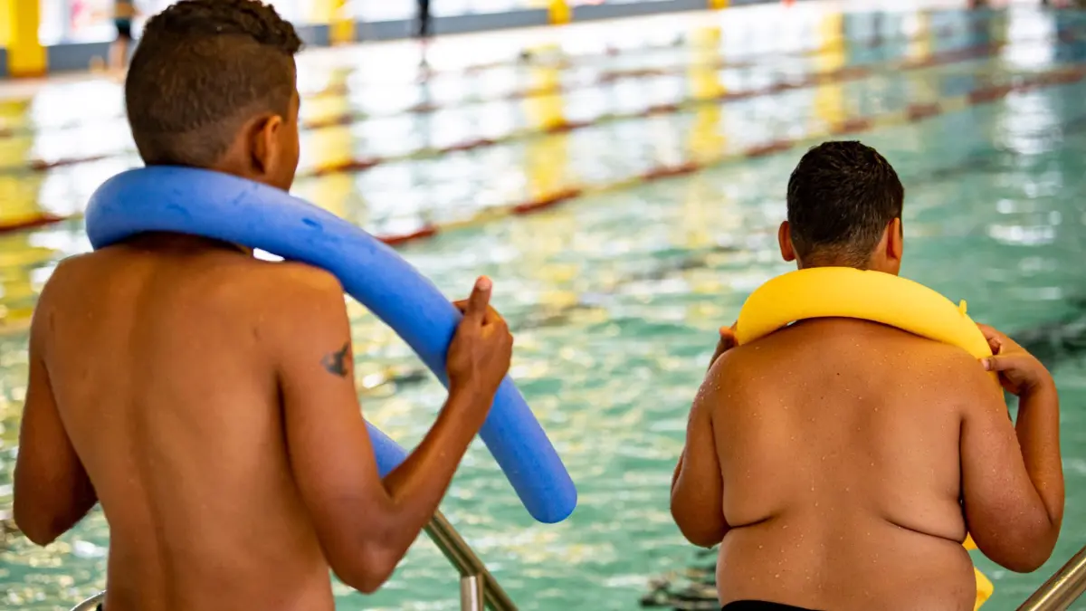 Sind in 25 Jahren ein Drittel aller jungen Menschen zu dick?: ARCHIV - 29.07.2021, Berlin: Zwei Kinder stehen im Stadtbad Märkisches Viertel mit einer Schwimmnudel am Beckenrand. (zu dpa: «Sind in 25 Jahren ein Drittel aller jungen Menschen zu dick?») Foto: Fabian Sommer/dpa +++ dpa-Bildfunk +++