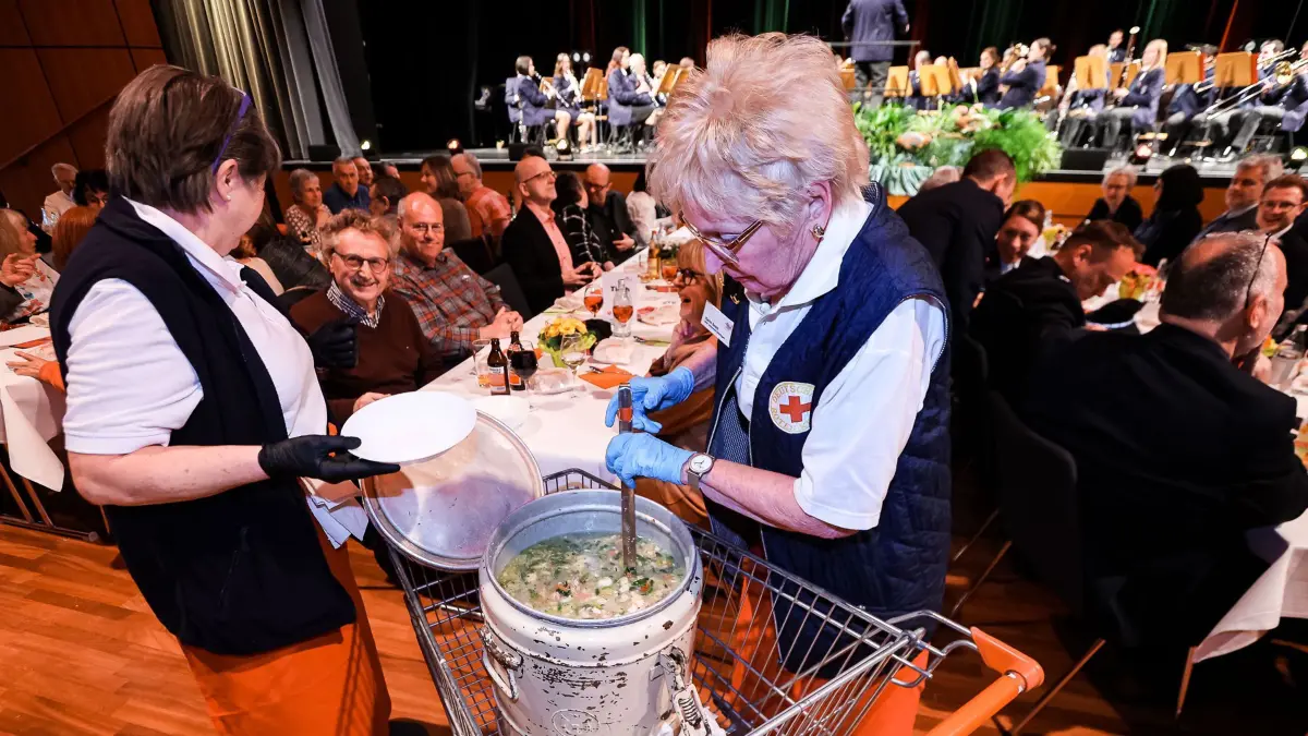 BBKZ, Aschermittwoch-Fischsuppenessen in der Kongresshalle Böblingen
Die Fischsuppe wird serviert
Foto: Eibner-Pressefoto/Roger Bürke