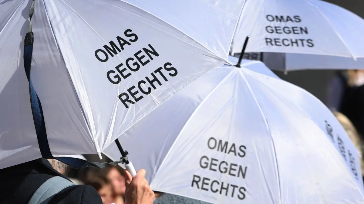 Internationaler Frauentag - München: 08.03.2025, Bayern, München: "Omas gegen Rechts" stehen mit Schirmen am Rindermarkt. Foto: Karl-Josef Hildenbrand/dpa +++ dpa-Bildfunk +++