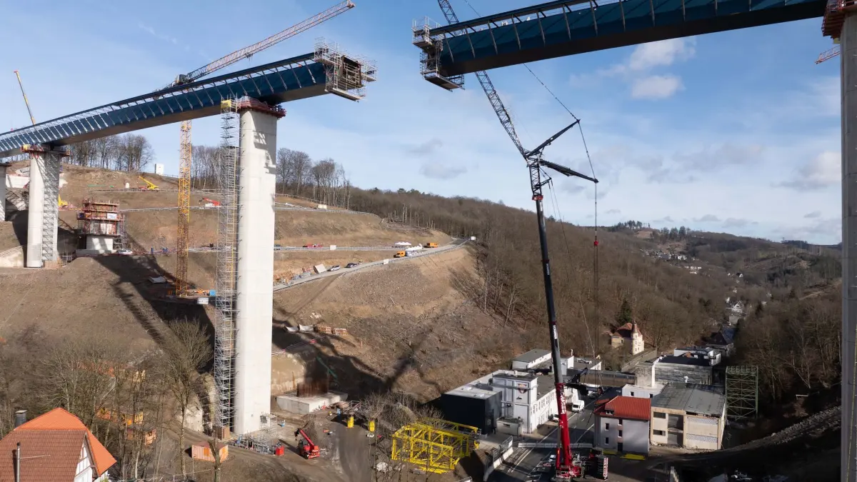 „Rahmede-Talbrücke begeht Stahlhochzeit“: ARCHIV - 25.02.2025, Nordrhein-Westfalen, Lüdenscheid: Bei der "Stahlhochzeit" der Rahmede-Talbrücke werden die beiden Brückenhälften zusammengeführt, um verschweißt werden zu können. Die wichtige Verkehrsachse A45, die das Ruhrgebiet mit dem Ballungsraum Frankfurt verbindet, ist seit mehr als drei Jahren wegen des Neubaus einer maroden Brücke gesperrt. (zu dpa: «NRW-Brücken besonders marode - Wirtschaft schlägt Alarm») Foto: Dieter Menne/dpa +++ dpa-Bildfunk +++