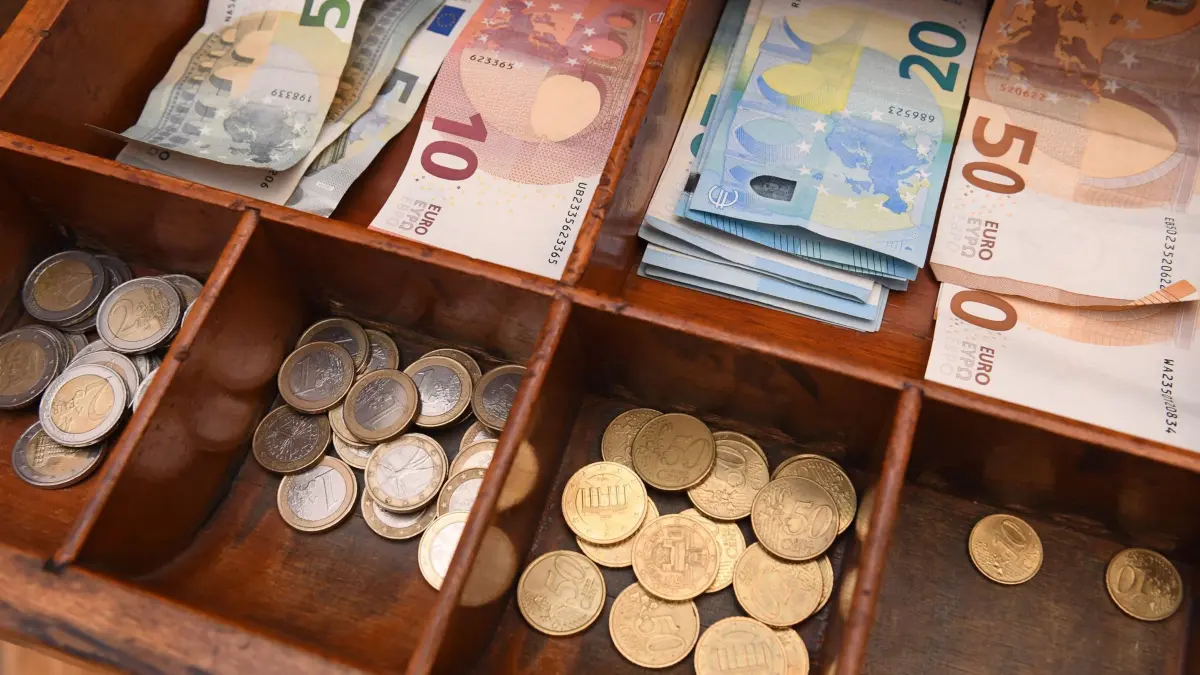 Ladenkasse: ARCHIV - 15.10.2018, Mecklenburg-Vorpommern, Zinnowitz: Geld liegt in einer Kasse in einem Laden. (zu dpa: «Runden soll Klimpergeld überflüssig machen») Foto: Stefan Sauer/dpa-Zentralbild/dpa +++ dpa-Bildfunk +++