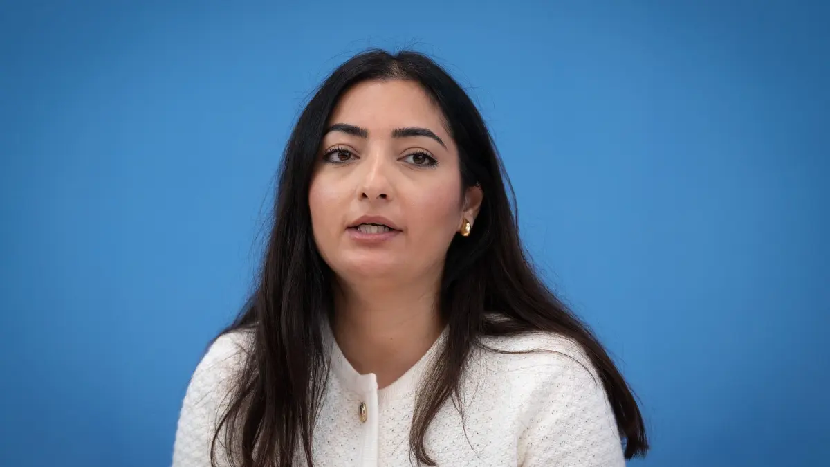 Integrationsbeauftragte Reem Alabali-Radovan: ARCHIV - 10.09.2024, Berlin: Reem Alabali-Radovan (SPD), Staatsministerin der Bundesregierung für Migration, Flüchtlinge und Integration der Bundesregierung und Beauftragte der Bundesregierung für Antirassismus, aufgenommen während einer Pressekonferenz. Reem Alabali-Radovan ist in ihrem Wahlkreis erneut als Direktkandidatin für die Bundestagswahl nominiert worden. (zu dpa: «Rassismus-Definition für deutsche Verwaltungen ist fertig») Foto: Soeren Stache/dpa +++ dpa-Bildfunk +++