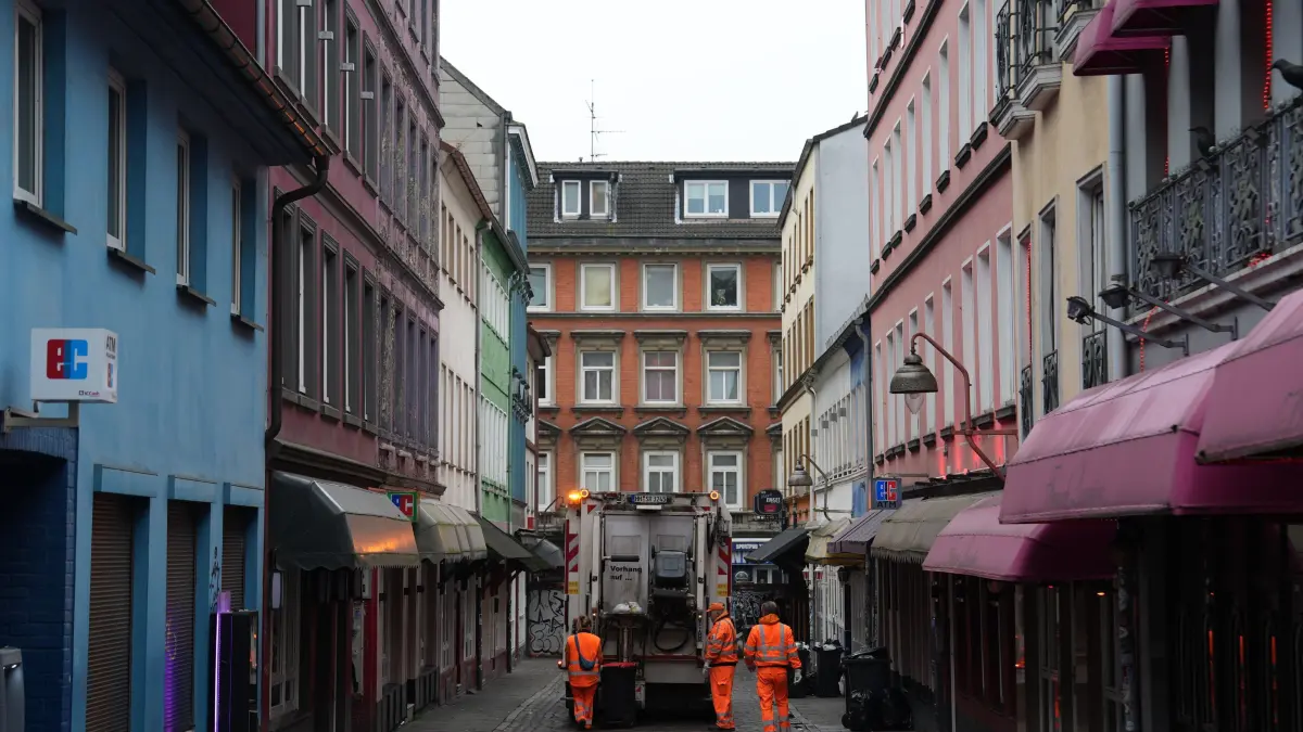 Ein Müllfahrzeug fährt durch die Herbertstraße im Stadtteil St. Pauli und entleert die Mülltonnen. (zu dpa: «Warnstreiks: Keine Müllabfuhr in Kiel») +++ dpa-Bildfunk +++