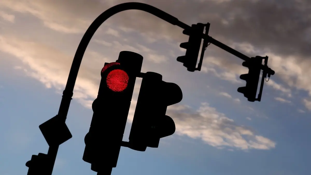 Verkehrsampel: ARCHIV - 25.03.2023, Bayern, Würzburg: Eine auf Rot stehende Ampel leuchtet am frühen Morgen vor teilweise bewölktem Himmel. (zu dpa: «Rote Ampel missachtet - Auto erfasst zwei Passanten») Foto: Karl-Josef Hildenbrand/dpa +++ dpa-Bildfunk +++