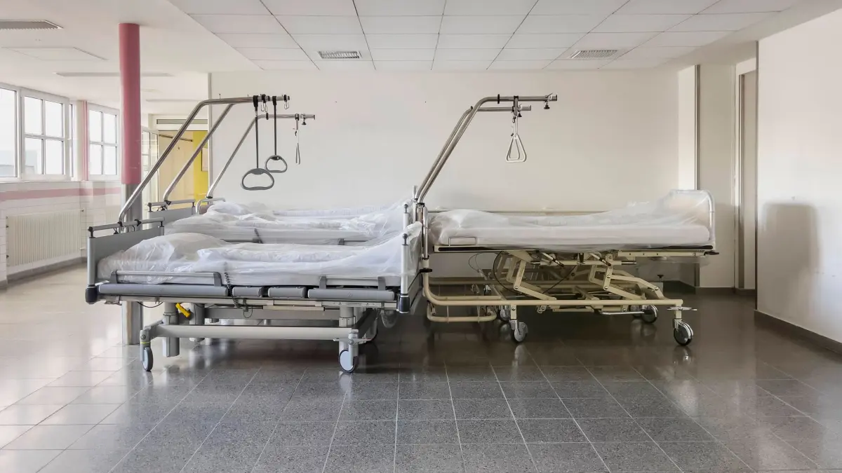 09.11.2024, Krankenhaus in Bayern, Leere Betten abgestellt in einem Gang. 09.11.2024, Krankenhaus 09.11.2024, Krankenhau: 09.11.2024, Krankenhaus in Bayern, Leere Betten abgestellt in einem Gang. 09.11.2024, Krankenhaus 09.11.2024, Krankenhaus