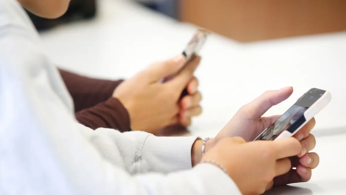 Schülerinnen des Biologie-Leistungskurses vom Max-Plank-Gymnasium benutzen während eines Vortrags über die Anwendungen von Künstlicher Intelligenz (KI) ihr Smartphone im Unterricht. (zu dpa: «Weniger Smartphone-Nutzung an Schulen? Das muss man wissen») +++ dpa-Bildfunk +++