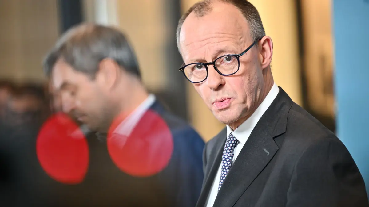 Politbarometer: Mehrheit sieht Wählertäuschung durch CDU/CSU: ARCHIV - 25.02.2025, Berlin: Friedrich Merz (r), CDU-Bundesvorsitzender und CDU/CSU-Fraktionsvorsitzender im Bundestag, und Markus Söder, CSU-Parteivorsitzender und Ministerpräsident von Bayern, geben vor der konstituierenden Sitzung der neuen Unionsfraktion im Bundestag ein Statement. (zu dpa: «Politbarometer: Mehrheit sieht Wählertäuschung durch CDU/CSU») Foto: Sebastian Gollnow/dpa +++ dpa-Bildfunk +++