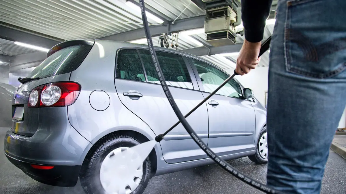 ILLUSTRATION - Zum Themendienst-Bericht vom 13. März 2023: Wasser marsch: Für die Autowäsche fährt man am besten in die Waschanlage oder eine Waschbox. Foto: Christin Klose/dpa-tmn - Honorarfrei nur für Bezieher des dpa-Themendienstes +++ dpa-Themendienst +++