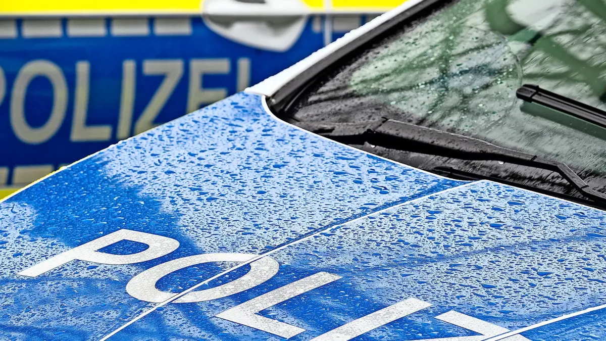 ARCHIV - 22.03.2024, Brandenburg, Trebbin: Der Schriftzug "Polizei" steht auf der Kühlerhaube eines Autos. (zu dpa: «Rassistischer Angriff auf zwei Jugendliche in Grünau») Foto: Soeren Stache/dpa +++ dpa-Bildfunk +++