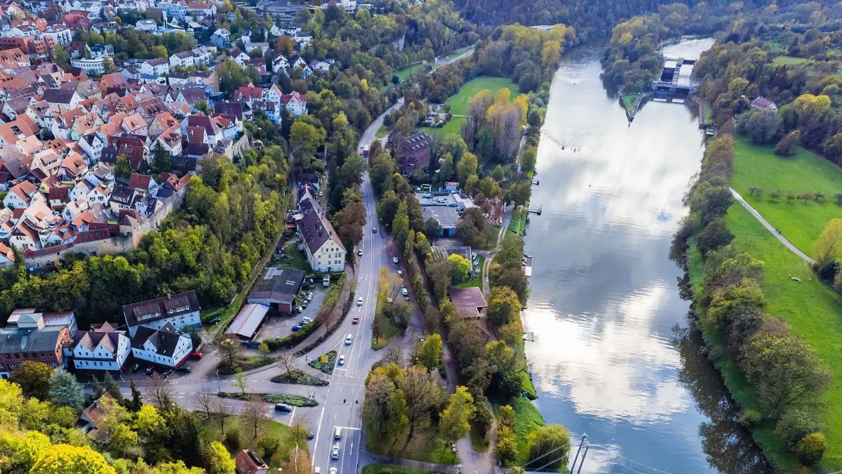 25.10.2022: Luftaufnahme, Ort: Marbach , Straße: L1100 Ecke Bottwartalstraße , Motiv: Oehlerkreuzung L1100 , Biergarten Bootshaus Blick über das Viadukt Richtung Biergarten
Info: Die Oehlerkreuzung soll umgestaltet werden dazu tagt der Ausschuss, ebenfalls im Gespräch eine mögliche Unterführung der L1100 beim Biergarten.
Foto: Karsten-Schmalz.de