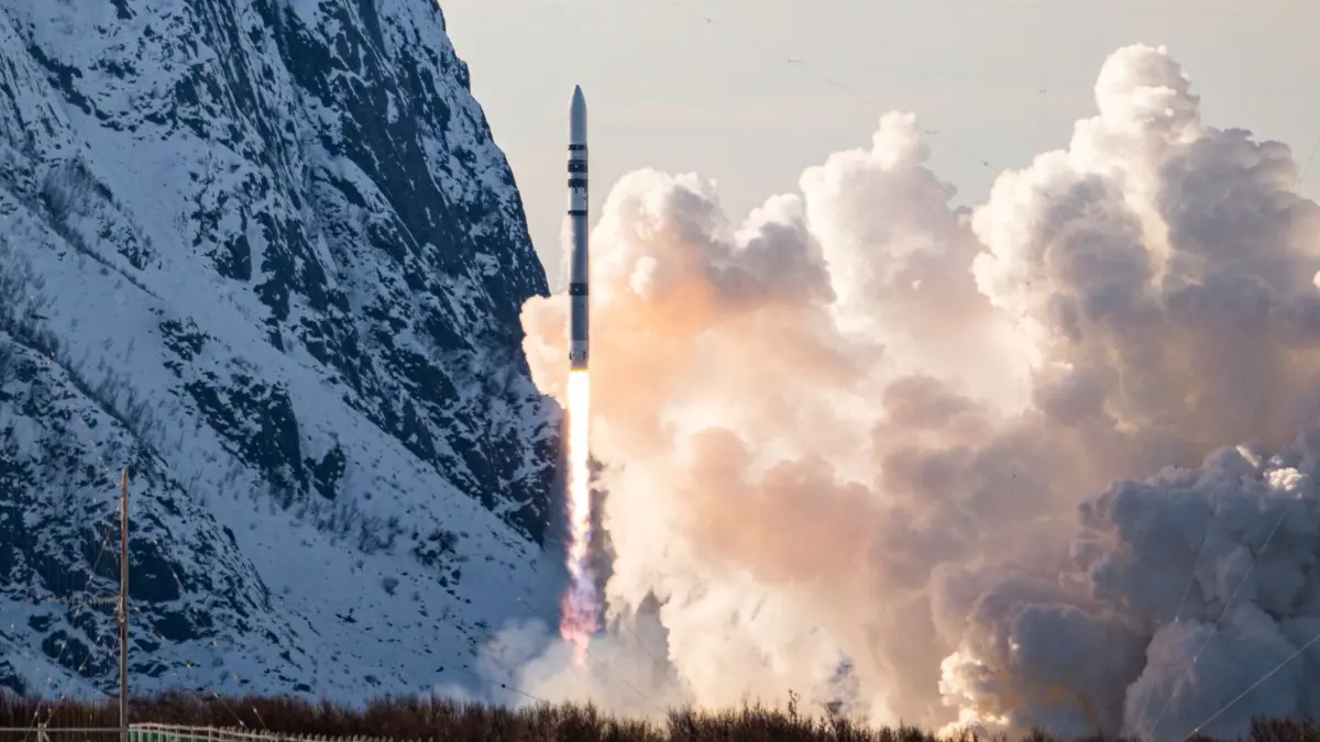 Testflug der Spectrum-Rakete: 30.03.2025, Norwegen, Nordmela: Das Videostandbild aus einem von Isar Aerospace, Photo Wingmen Media, zur Verfügung gestellten Video zeigt den Testflug der Rakete «Spectrum» von Isar Aerospace auf dem Andoya Spaceport in Nordmela auf der Insel Andøya. Foto: Uncredited/Isar Aerospace, Photo Wingmen Media/AP/dpa +++ dpa-Bildfunk +++