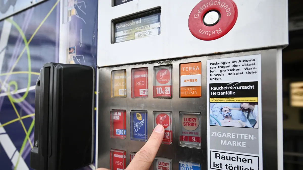 08.04.2024, Baden-Württemberg, Stuttgart: Ein Zigarettenautomat der Firma Tobaccoland. Nach eigenen Angaben betreibt das Unternehmen 85 000 Automaten und ist damit Marktführer im Verkauf von Markenzigaretten aus Automaten in Deutschland. Bisher hat Tobaccoland rechteckige Tasten, auf denen die Zigarettenmarken ohne Warnhinweis zu sehen sind. Dieser Warnhinweis befindet sich nur an einem separaten Aufkleber neben den Tasten. Aus Sicht von «Pro Rauchfrei» ist das rechtswidrig. Aus ihrer Sicht müssten alle Tasten einen Warnhinweis haben, um den Kaufimpuls zu hemmen, oder die Tasten müssten optisch neutral sein, also ohne Markenlogo. Der Streit um Warnhinweise an Zigarettenautomaten beschäftigt die Gerichte schon seit Jahren. (zu dpa: «Pro Rauchfrei scheitert mit Antrag gegen Tabakautomaten-Betreiber») Foto: Bernd Weißbrod/dpa +++ dpa-Bildfunk +++