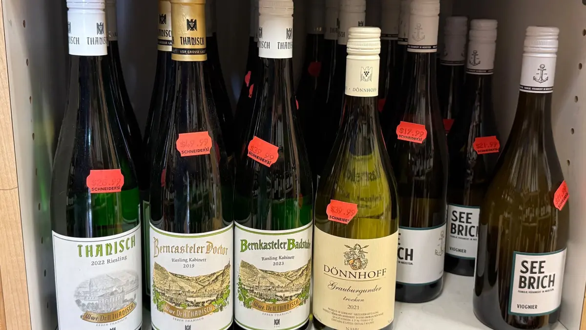 Deutsche Weine in den USA: 05.04.2025, USA, Washington D.C.: Deutscher Wein steht im Regal eines Weingeschäft in den USA. Die neuen Zölle betreffen auch Weine und Spirituosen aus Europa. Foto: Thomas Müller/dpa +++ dpa-Bildfunk +++