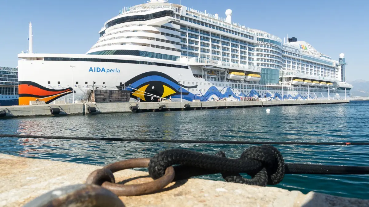 Kreuzfahrtschiff Aida Perla ankert im Hafen von Ajaccio