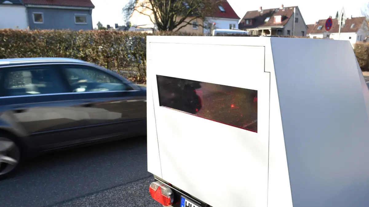 ARCHIV - 18.02.2019, Hamburg: Ein Anhänger zur mobilen Geschwindigkeitsüberwachung steht am Straßenrand. (zu dpa: «Mehr als 130 Blitzer in Hamburg beschädigt») Foto: Daniel Bockwoldt/dpa +++ dpa-Bildfunk +++