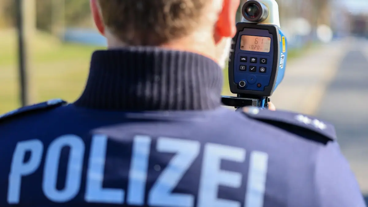 Blitzermarathon in Sachsen-Anhalt: 09.04.2025, Sachsen-Anhalt, Mansfeld: Ein Polizist misst mit einem Laserhandmessgerät (Laserpistole) während einer Geschwindigkeitskontrolle einen Autofahrer mit der überhöhten Geschwindigkeit von 61km/h. Die Landespolizei Sachsen-Anhalt beteiligt sich noch bis Sonntag (13.04.2025) am bundesweiten Blitzermarathon. Foto: Jan Woitas/dpa +++ dpa-Bildfunk +++