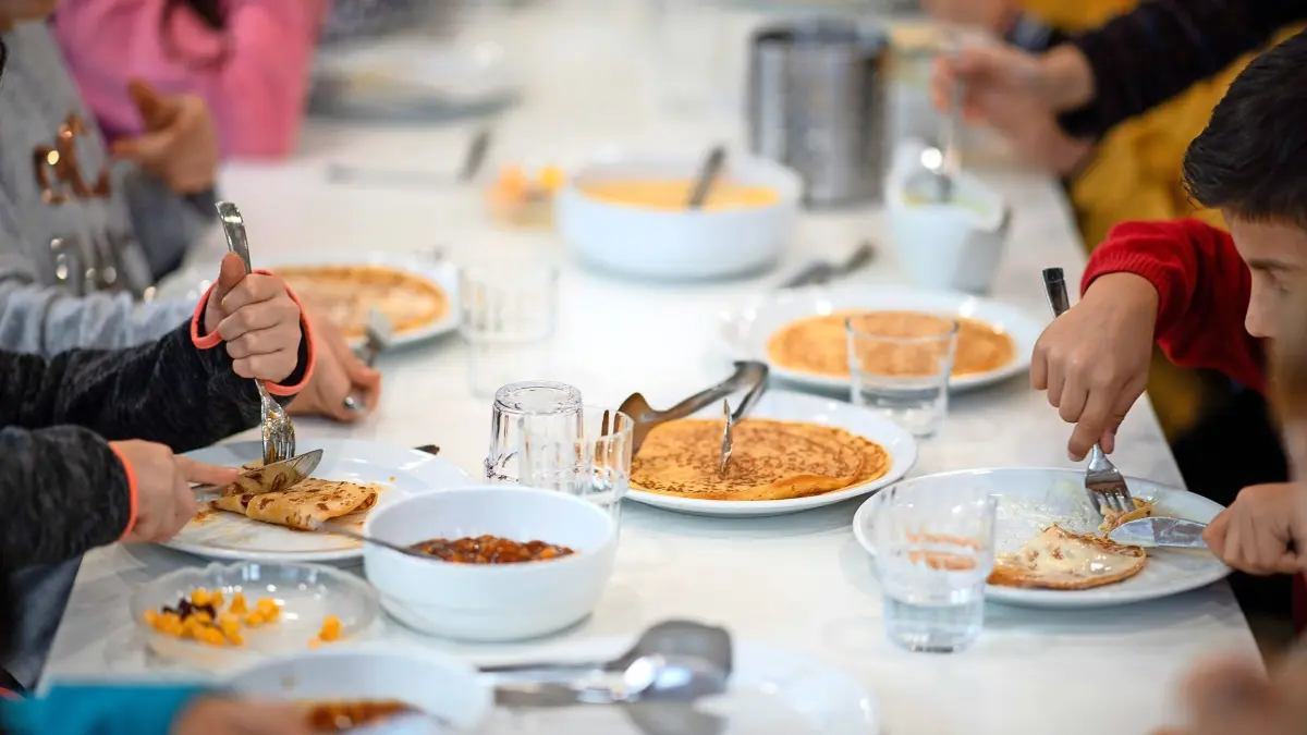 ARCHIV - 10.12.2019, Baden-Württemberg, Stuttgart: Kinder essen in der Kantine einer Grundschule Mittag. (zu dpa: «Drei Sterne für Verpflegung in Schule und Kita») Foto: Sebastian Gollnow/dpa +++ dpa-Bildfunk +++