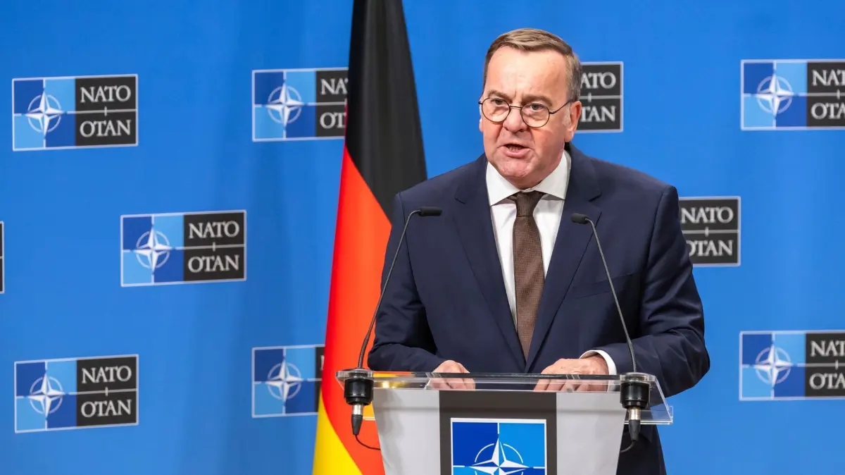 Ukraine-Treffen in Brüssel: 11.04.2025, Belgien, Brüssel: Boris Pistorius (SPD), geschäftsführender Bundesminister der Verteidigung, spricht auf einer Pressekonferenz nach dem Treffen der internationalen Kontaktgruppe (UDCG) zur Koordinierung von militärischer Unterstützung für die Ukraine im Nato-Hauptquartier. Foto: Geert Vanden Wijngaert/AP/dpa +++ dpa-Bildfunk +++
