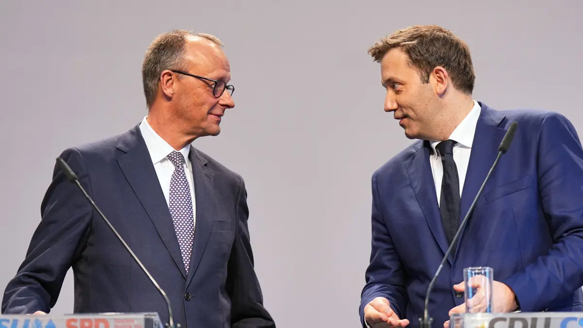Koalitionsverhandlungen von Union und SPD abgeschlossen: ARCHIV - 09.04.2025, Berlin: Friedrich Merz (l), Unions-Kanzlerkandidat und CDU-Bundesvorsitzender, und Lars Klingbeil, SPD-Fraktions- und Bundesvorsitzender, geben eine Pressekonferenz der Parteivorsitzenden von Union und SPD zur Vorstellung des Koalitionsvertrages im Paul-Löbe-Haus. (zu dpa: «Klingbeil: Traue Merz gut Führung Deutschlands zu») Foto: Michael Kappeler/dpa +++ dpa-Bildfunk +++