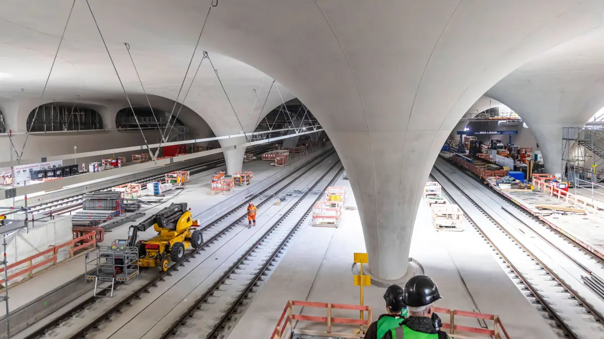 Die Baustelle Stuttgart 21 ist an Ostern f?r Besucher ge?ffnet. Ein Online-Anmeldung ist erorderlich. Im Vorjahr waren a: Die Baustelle Stuttgart 21 ist an Ostern f?r Besucher ge?ffnet. Ein Online-Anmeldung ist erorderlich. Im Vorjahr waren an den Tagen der offenen Baustelle 115000 Besucher gez?hlt worden. Das Infrastrukturprojekte soll Ende 2026 ans Netz gehen. Die Bahn, Bauherrin von Stuttgart 21, beziffert die Gesamtkosten f?r Stuttgart 21 derzeit auf rund elf Milliarden Euro. // 14.04.2025: Stuttgart, Baden-W?rttemberg, Deutschland, Europa *** The Stuttgart 21 construction site will be open to visitors at Easter Online registration is required Last year, 115,000 visitors were counted on the open construction site days The infrastructure project is scheduled to go online at the end of 2026 Deutsche Bahn, the developer of Stuttgart 21, currently puts th