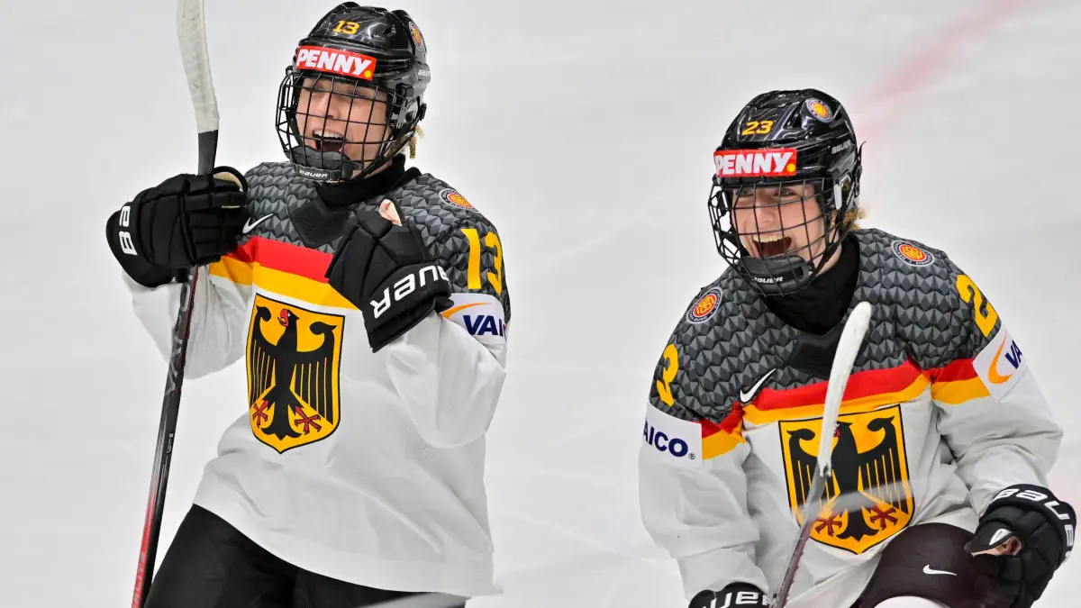 Luisa Welcke, Lilli Welcke: L-R Luisa Welcke and Lilli Welcke both GER celebrate the second goal of Germany in the Ice hockey, Eishockey IIHF Women? s World Championship, WM, Weltmeisterschaft Group B, match Germany vs Hungary, Ceske Budejovice, Czech Republic, April 14, 2025. CTKxPhoto/VaclavxPancer CTKPhotoP2025041403970 PUBLICATIONxNOTxINxCZExSVK CTKPhotoP2025041403970