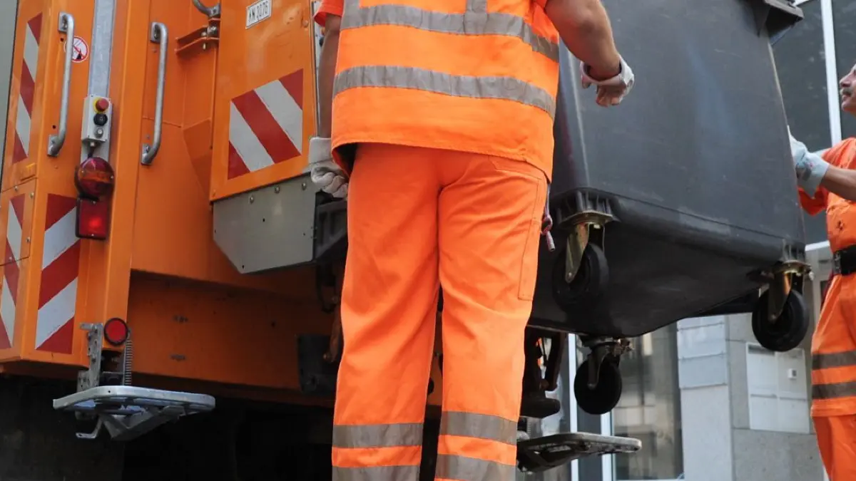 ARCHIV - 23.07.2012, Baden-Württemberg, Stuttgart: Mitarbeiter der Abfallwirtschaft Stuttgart beladen in der baden-württembergischen Landeshauptstadt Stuttgart einen Müllwagen. (zu dpa: «Verdi lädt Politiker zu 12-Stunden-Schicht ein» vom 23.01.2019) Foto: Bernd Weissbrod/dpa +++ dpa-Bildfunk +++ | Verwendung weltweit