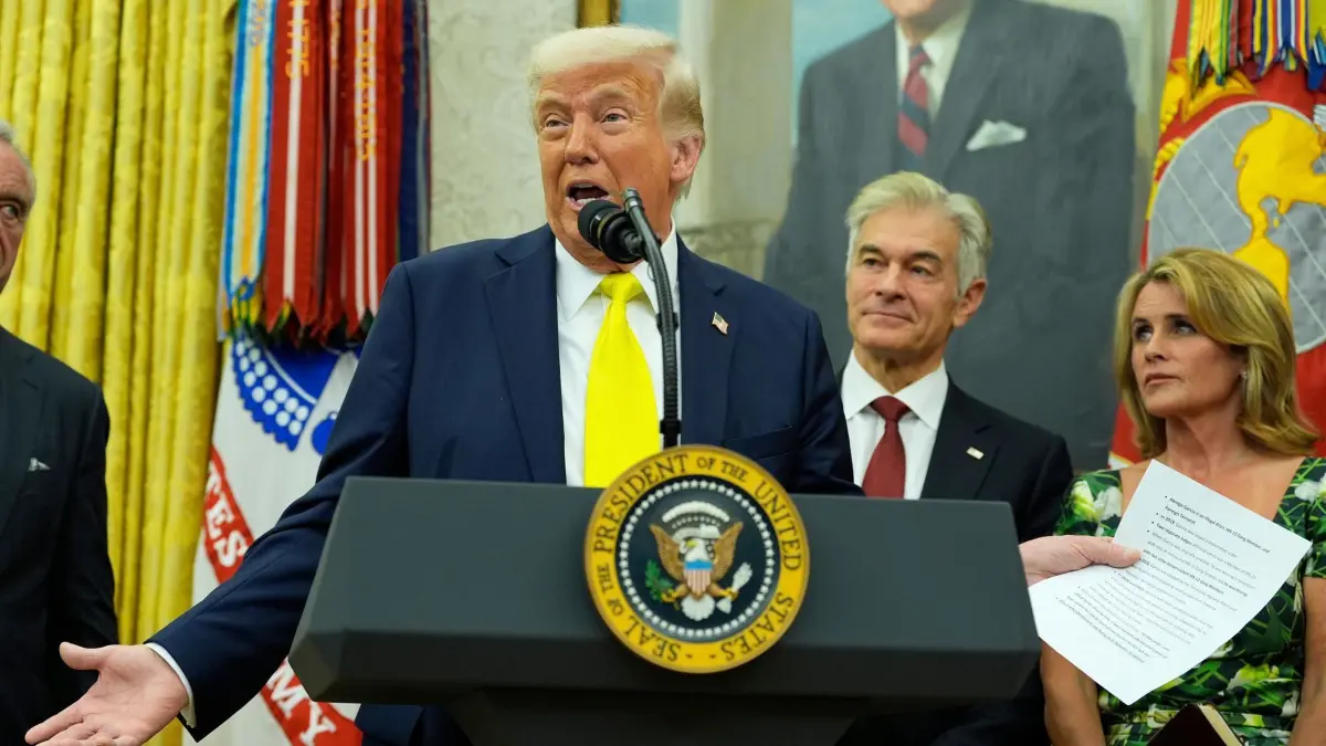 US-Abschiebepolitik - Trump: 18.04.2025, USA, Washington: Präsident Donald Trump hält ein Dokument mit Notizen über Kilmar Abrego Garcia in der Hand, während er mit Reportern bei der Vereidigungszeremonie für Mehmet Oz (Hintergrund l, daneben seine Frau Lisa), als Leiter der staatlichen Gesundheitssysteme Medicare und Medicaid im Oval Office des Weißen Hauses spricht. Foto: Alex Brandon/AP/dpa +++ dpa-Bildfunk +++