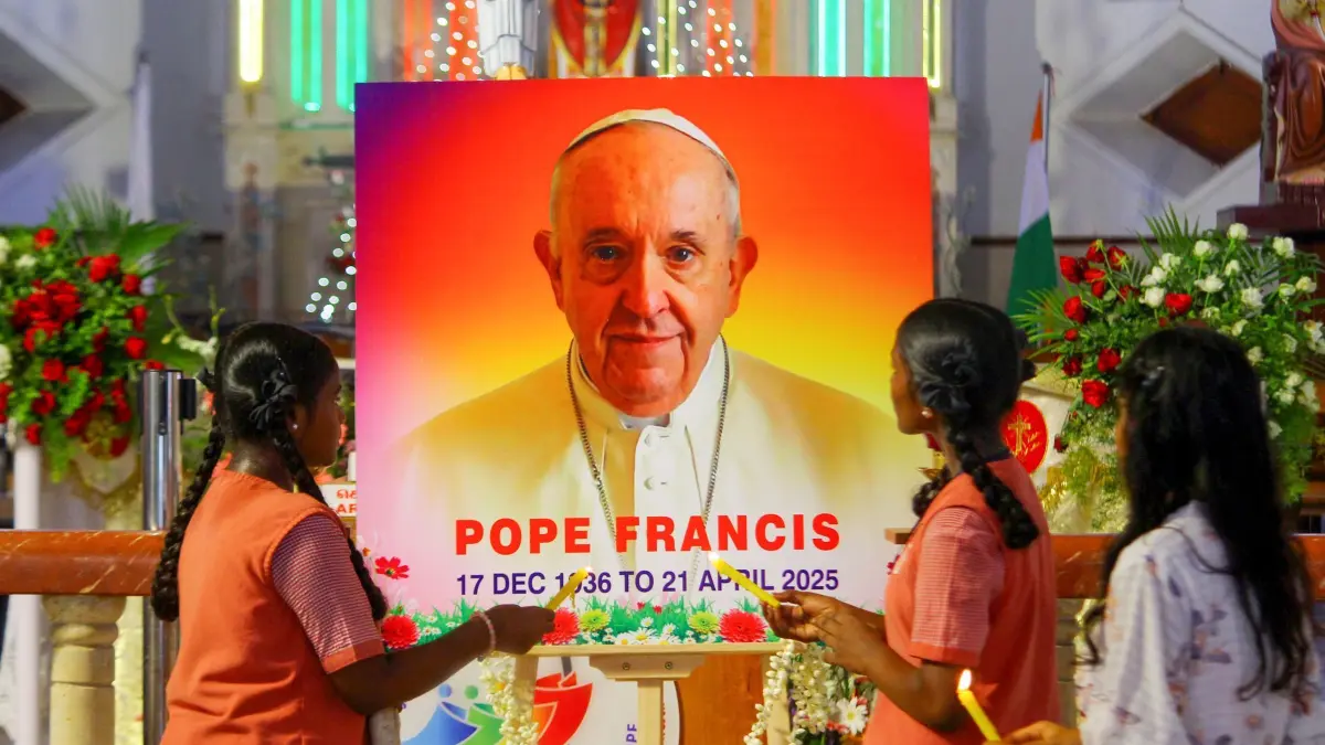 Papst Franziskus gestorben - Indien: 21.04.2025, Indien, Chennai: Menschen beten vor einem Bild von Papst Franziskus in einer katholischen Kirche. Foto: Seshadri Sukumar/ZUMA Press Wire/dpa +++ dpa-Bildfunk +++
