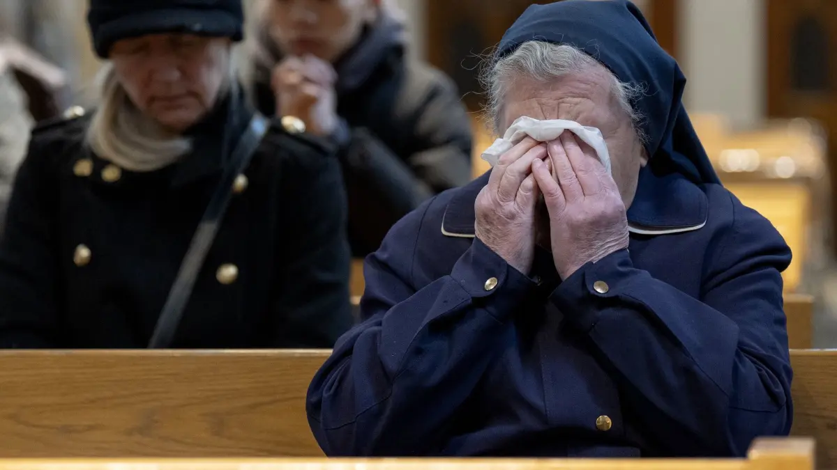 Papst Franziskus gestorben - Glasgow: 21.04.2025, Großbritannien, Glasgow: Eine Nonne weint während einer Sondermesse am Ostermontag in der St Andrew's RC Metropolitan Cathedral nach der Bekanntgabe des Todes von Papst Franziskus. Das Oberhaupt der römisch-katholischen Kirche starb laut Vatikan am Ostermontag im Alter von 88 Jahren. Foto: Jane Barlow/PA Wire/dpa +++ dpa-Bildfunk +++