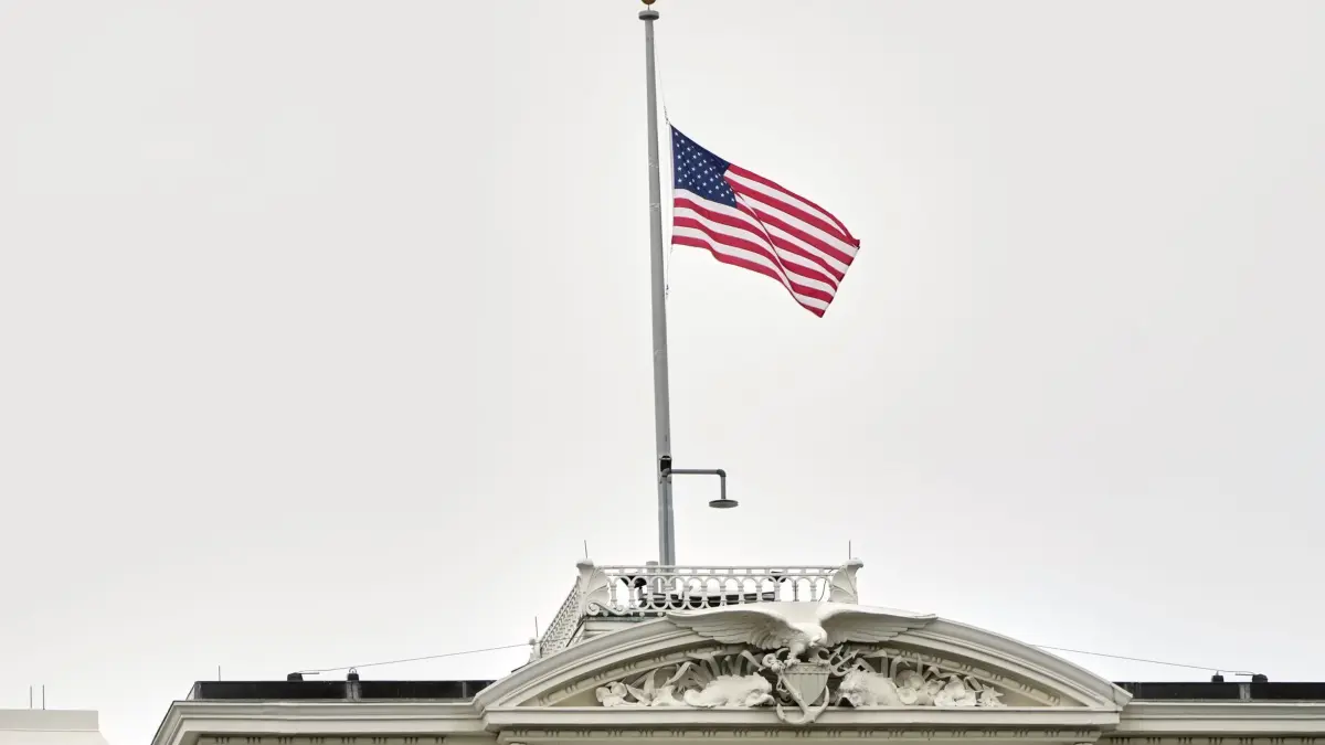 Papst Franziskus gestorben - USA: 21.04.2025, USA, Washington: Zu Ehren des verstorbenen Papstes Franziskus weht die US-Flagge auf dem Eisenhower Executive Office Building neben dem Weißen Haus auf halbmast. Foto: Mark Schiefelbein/AP/dpa +++ dpa-Bildfunk +++