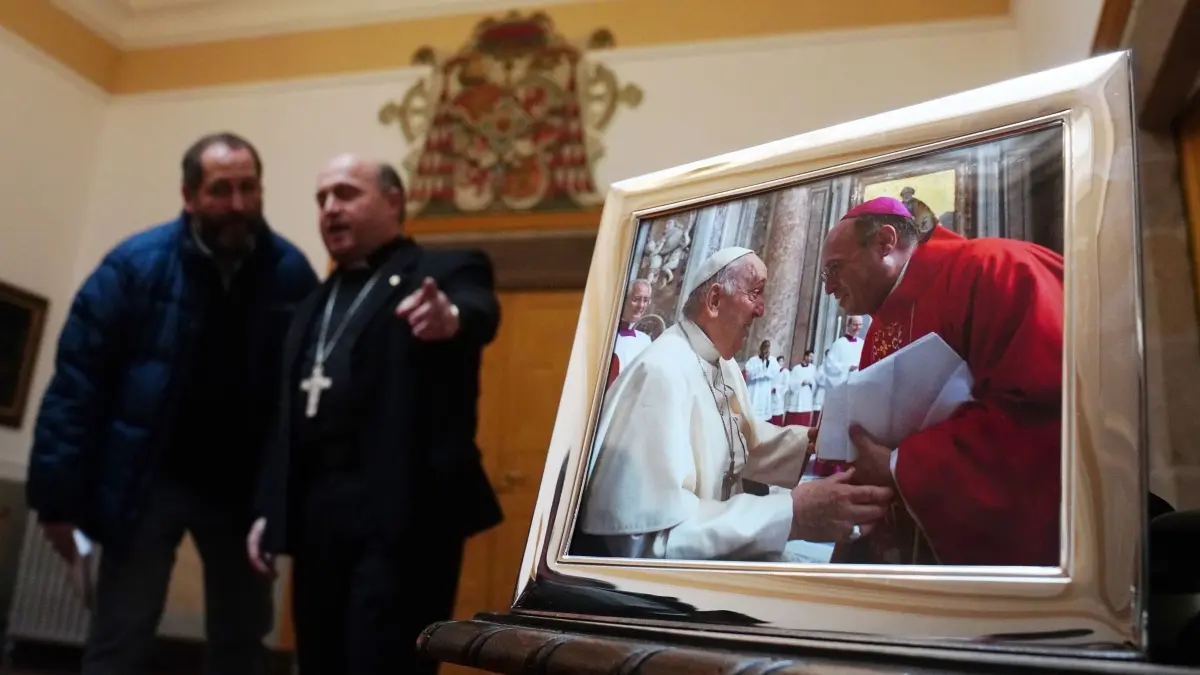 Papst Franziskus gestorben - Santiago: 21.04.2025, Spanien, Santiago: Der Erzbischof von Santiago, Francisco Prieto, zeigt vor einer Pressekonferenz anlässlich des Todes von Papst Franziskus auf ein Bild mit dem Kirchenoberhaupt. Foto: Álvaro Ballesteros/EUROPA PRESS/dpa +++ dpa-Bildfunk +++